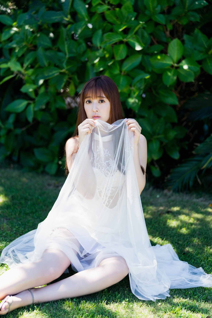 坐在草地上的日本美女夏日摄影图片