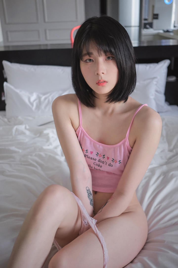 韩国极品短发美女脱下内裤高清无码床照写真图片