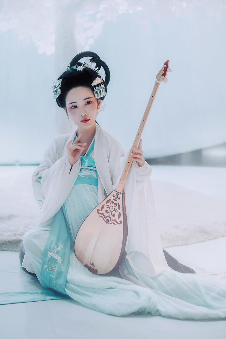 抱着琵琶的高清古装美女图片
