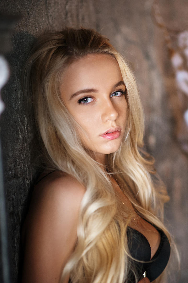 靠在墙上的欧美金发美女写真