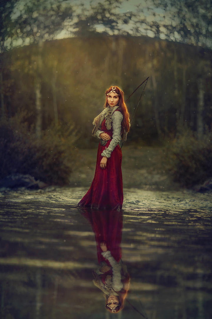 站在水中的女猎人艺术写真