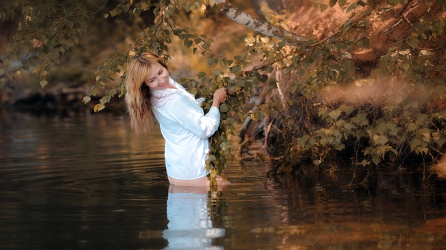 白色衬衫美女湖中诱惑人体摄影图片