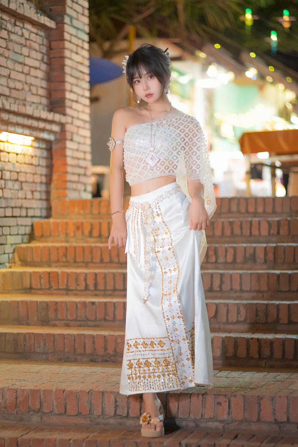 阳光美少女萌芽儿o0西双版纳傣族服饰户外甜美写真