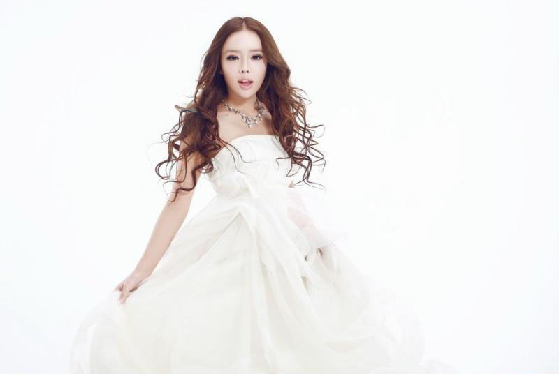 裴紫绮扮“淘气新娘” 纯色唯美写真