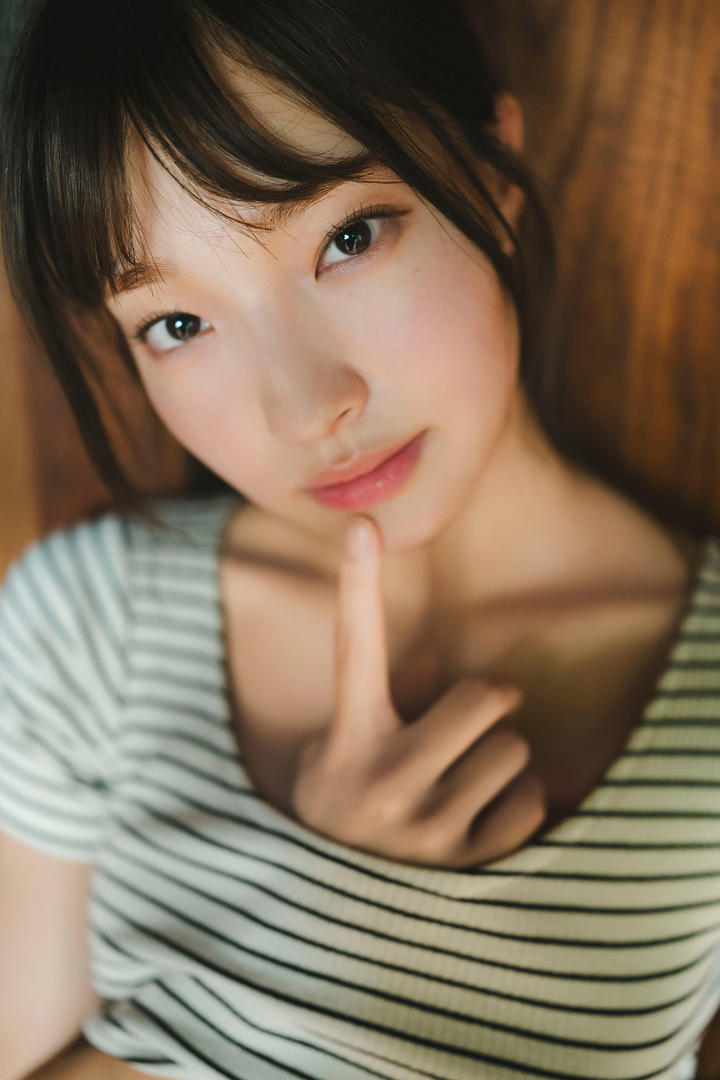 日本粉嫩红唇美女眼神勾魂高清特写图片