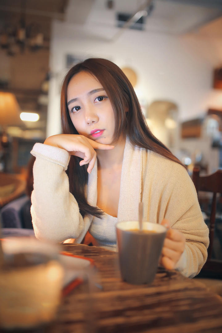 咖啡厅里抓拍素人美女模特的精彩瞬间