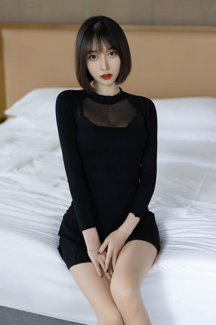 又纯又欲的短发气质美女玥儿性感写真图片