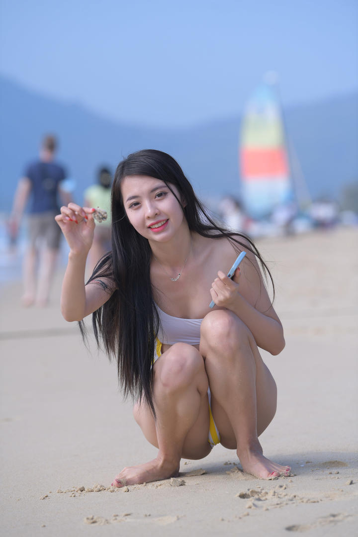捡贝壳的清纯比基尼美女写真图片