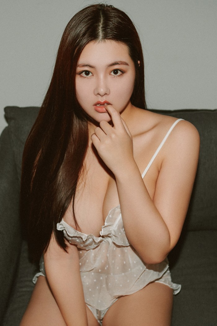 秀人网美女模特娜露Selena性感吊带透视装内衣巨乳诱惑写真