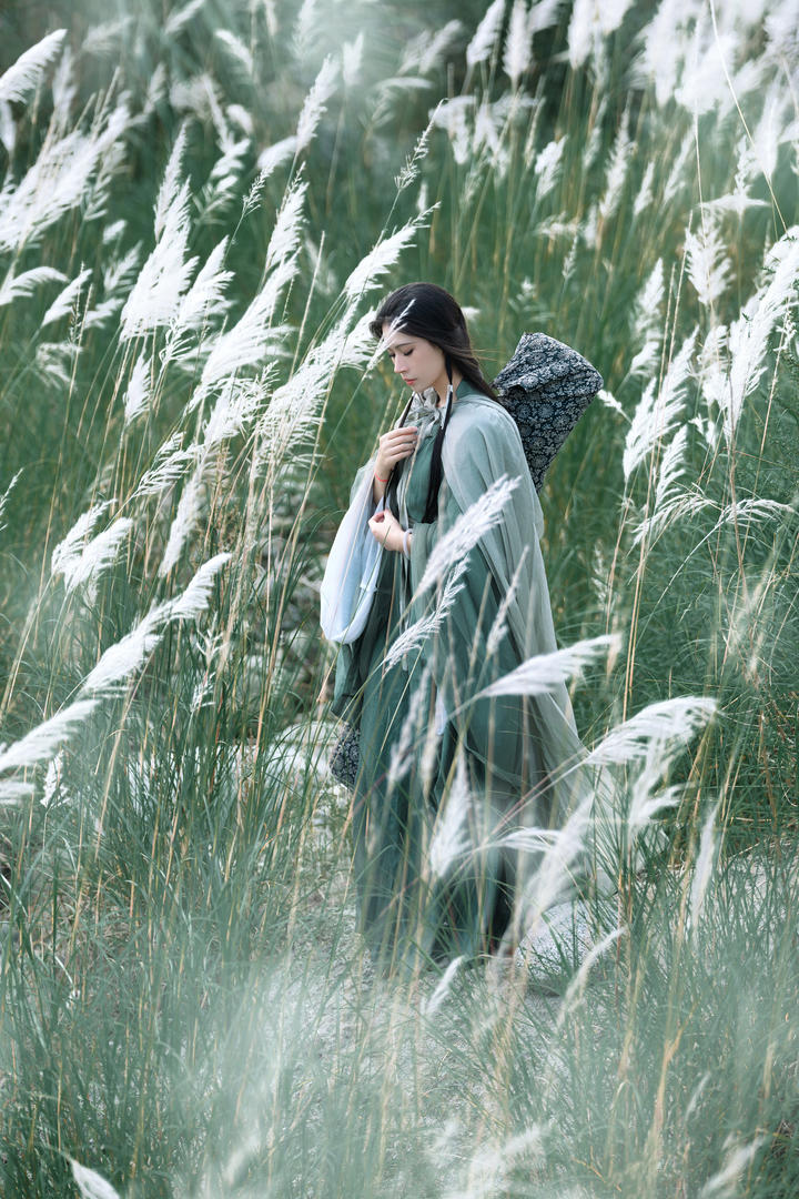 一身青衣的汉服美女荒野唯美人像艺术摄影写真图片