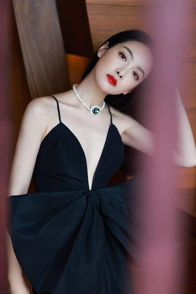 穿着黑色低胸吊带裙的美女明星宋茜图片