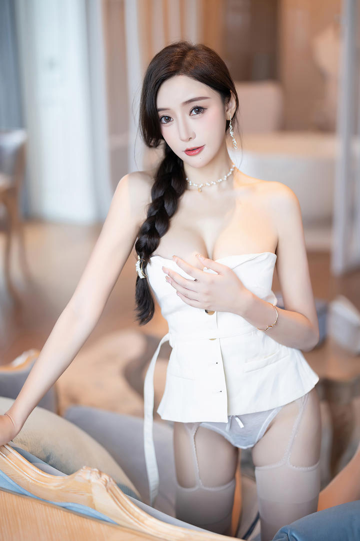 扎着大辫子的性感极品大奶美女王馨瑶日本性感美女图片