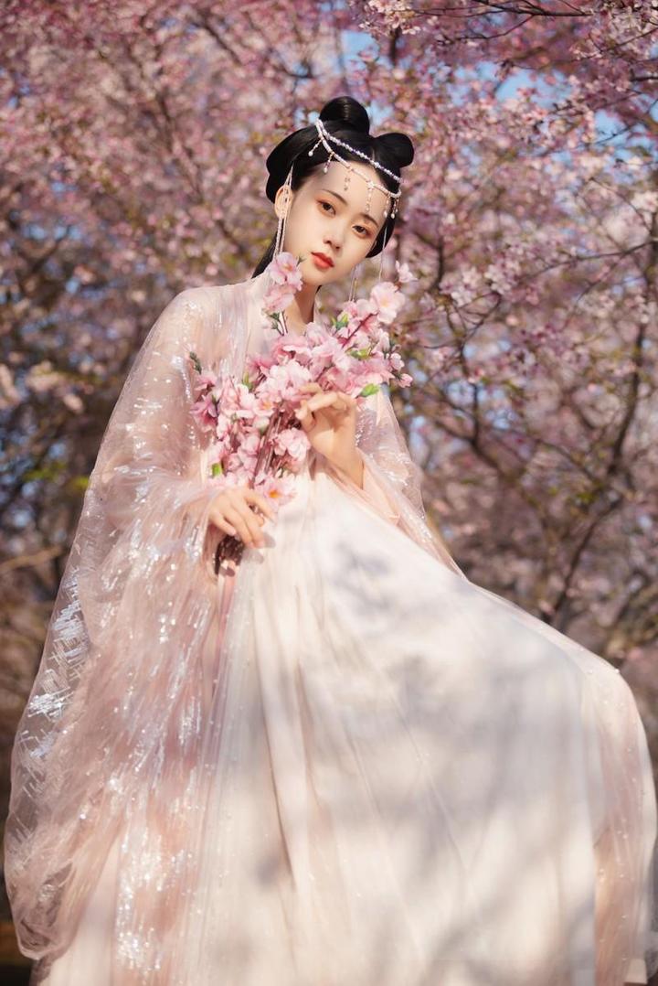 桃花林中的古装美女写真图片