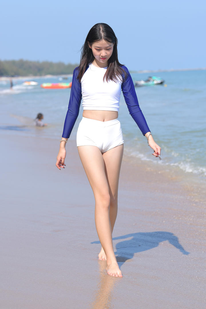 国产偷拍海滩极品美女图片