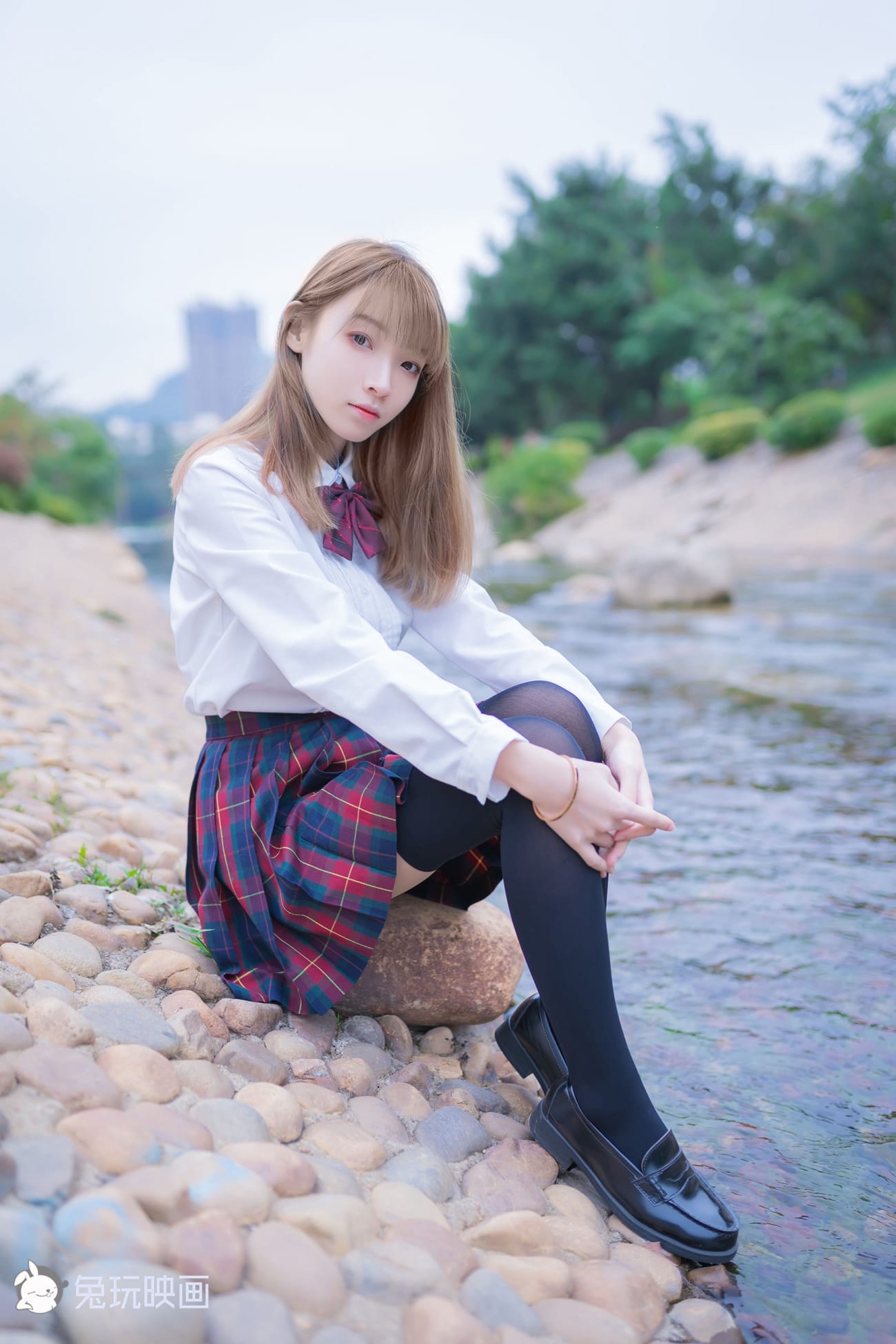 兔玩映画清纯萝莉JK制服搭配诱人黑丝系列户外绿草坪写真