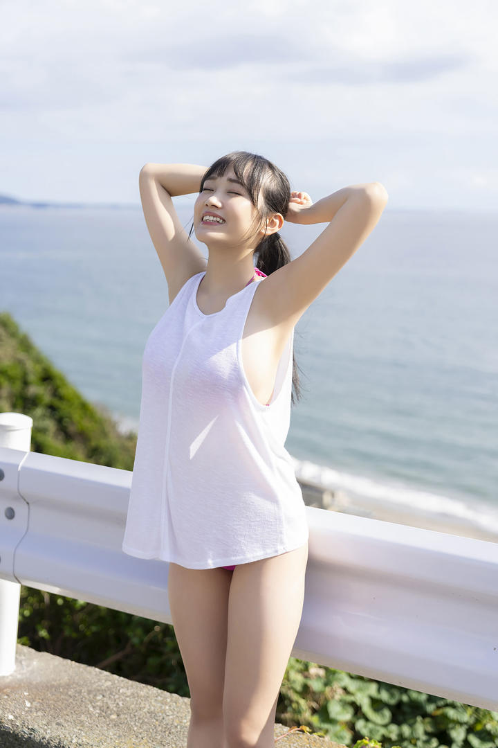 日本爆乳美女海边自拍