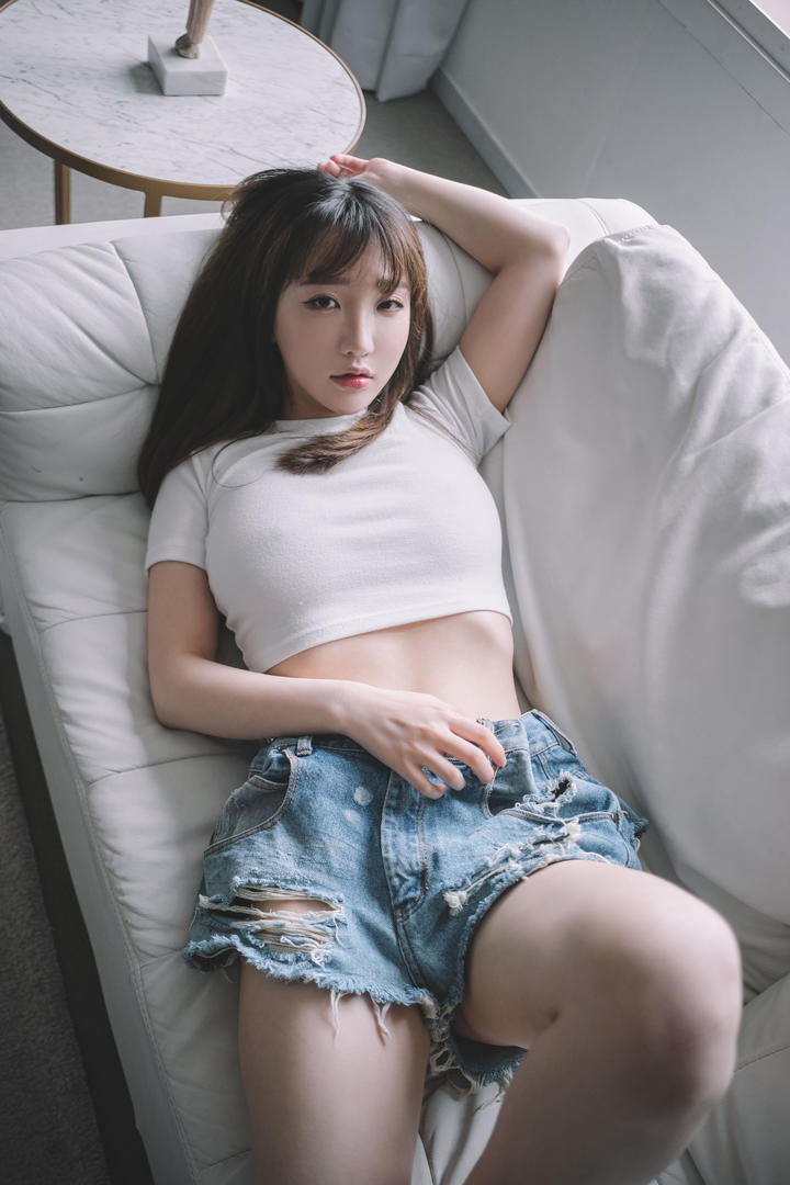 韩国年轻少女穿牛仔短裤躺在沙发上高清美女私拍图片