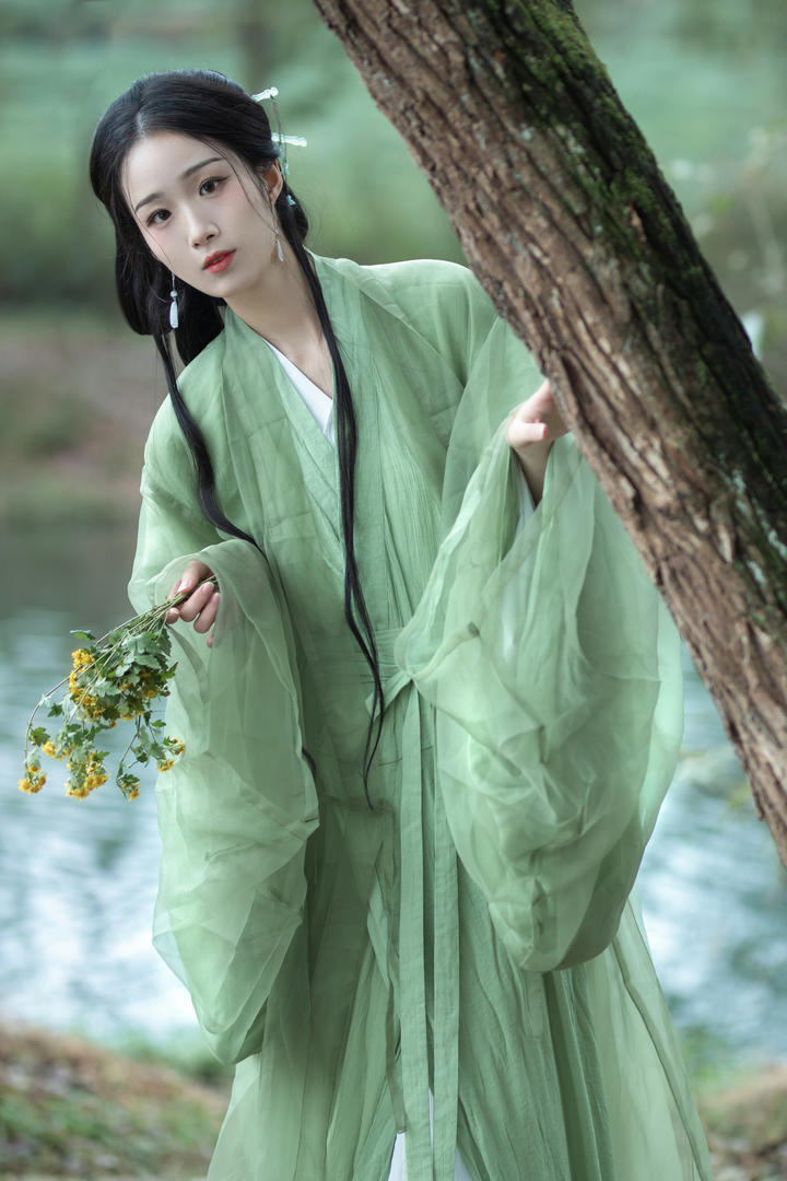 手持鲜花的青色古装美女个人艺术写真照片