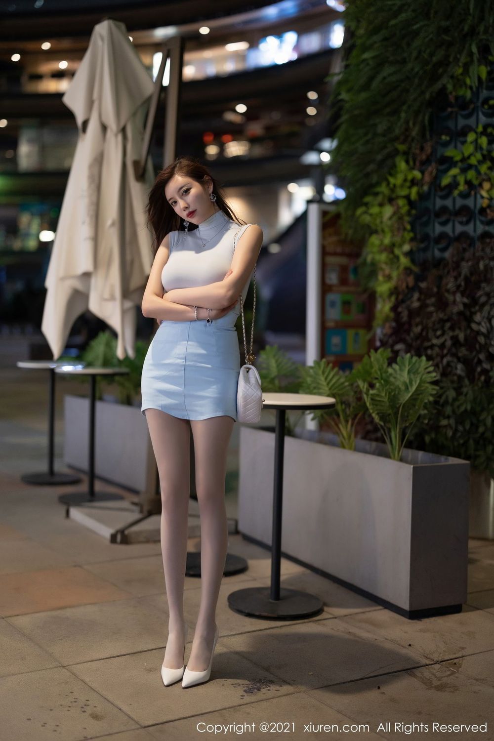 秀人网性感女神杨晨晨Yome丝袜美腿与淡雅服饰时尚多姿写真