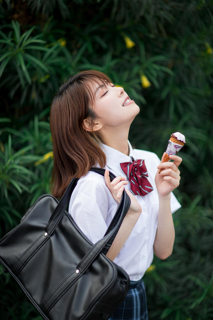 吃冰激凌的清纯美女学生珺珺写真图片