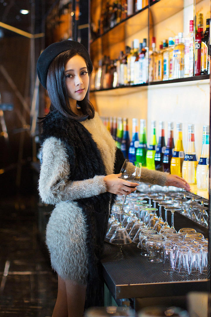 酒吧喝酒的台湾时尚女明星梁晶莹高清美女大图