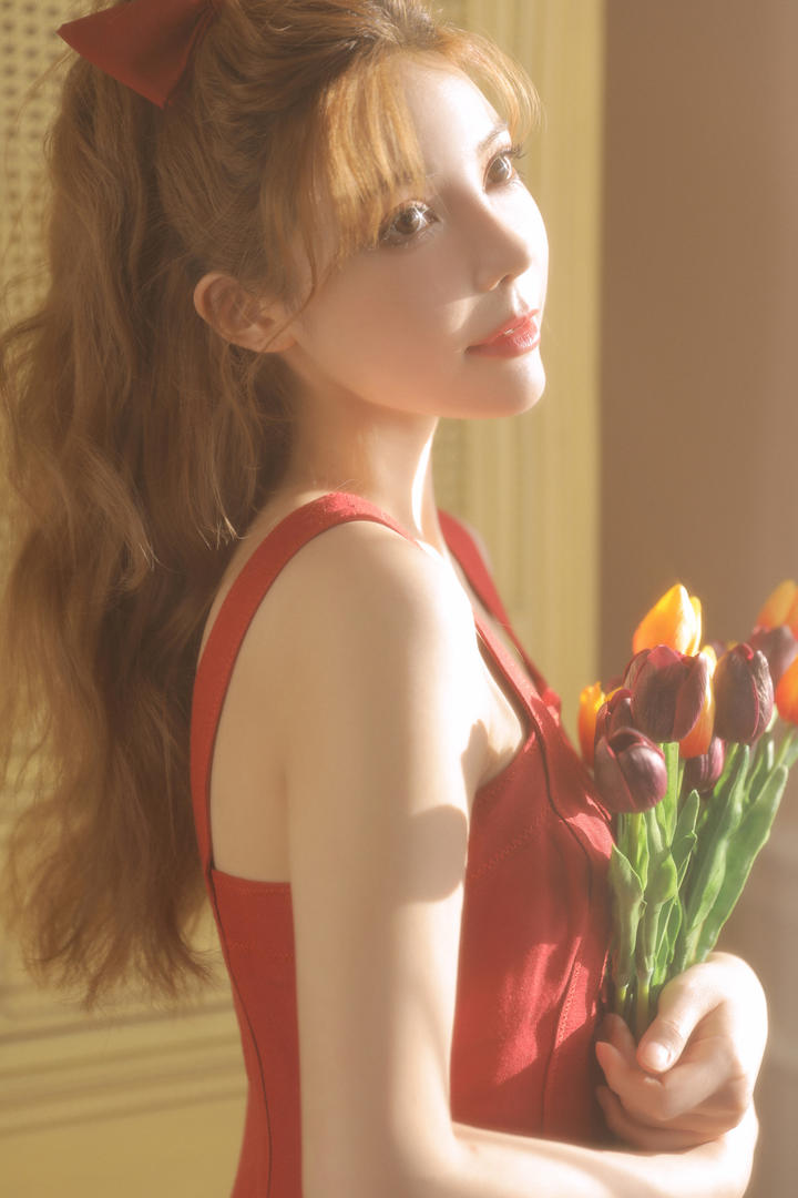拿着花朵的极品女神特写图片