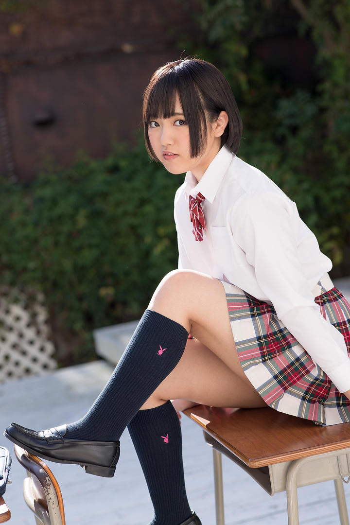 坐在桌子上的日本性感短发美女学生图片