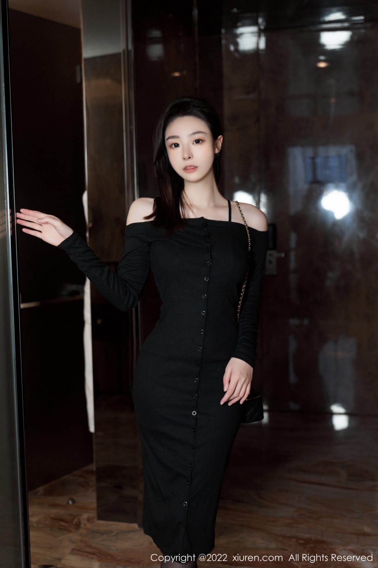 秀人网美女模特逗逗DouDou露肩连衣长裙黑丝系列珠海旅拍
