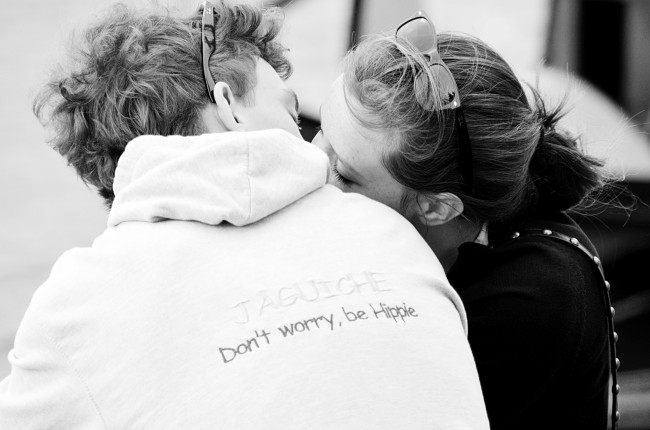 qq空间情侣接吻图片