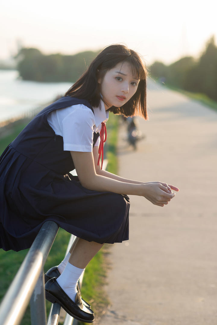 夕阳下的日系甜美校服美女高清壁纸图片