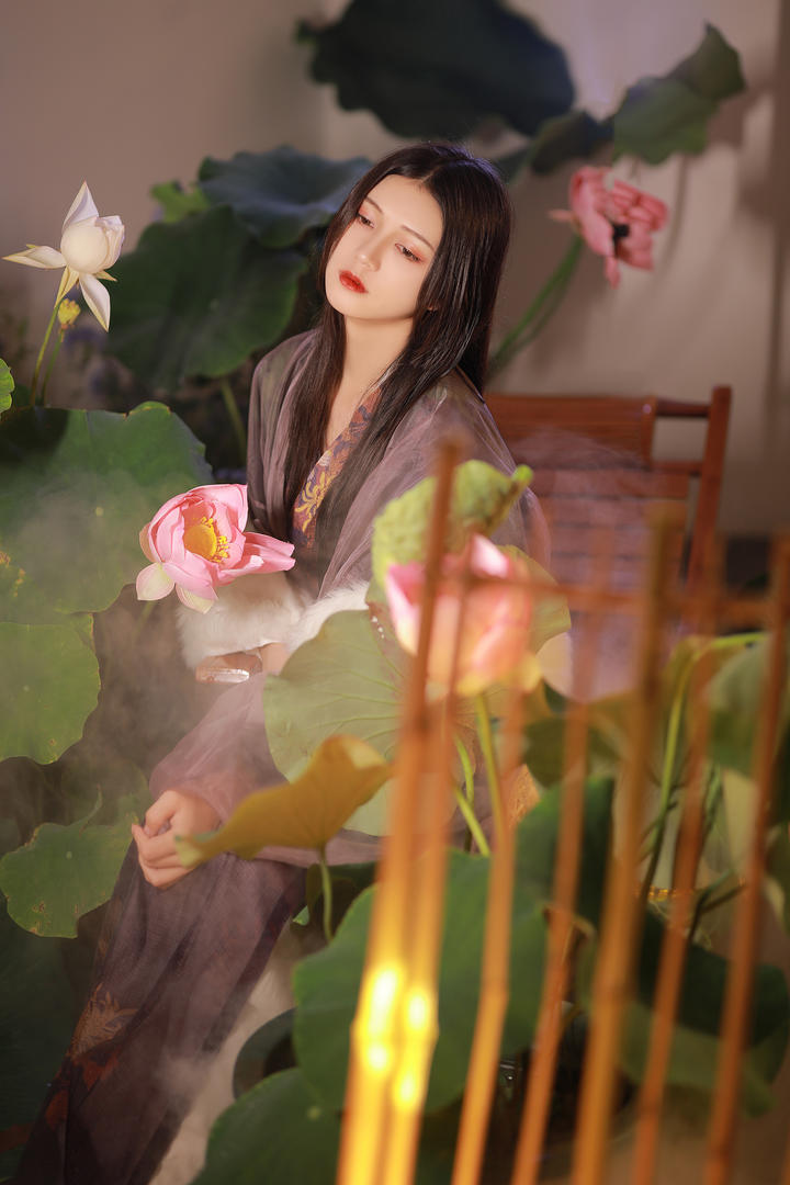 端庄秀丽古装美女采荷花艺术写真摄影图片