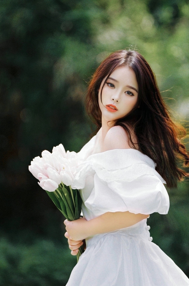 亚洲手捧白色郁金香婚纱美女摄影图片