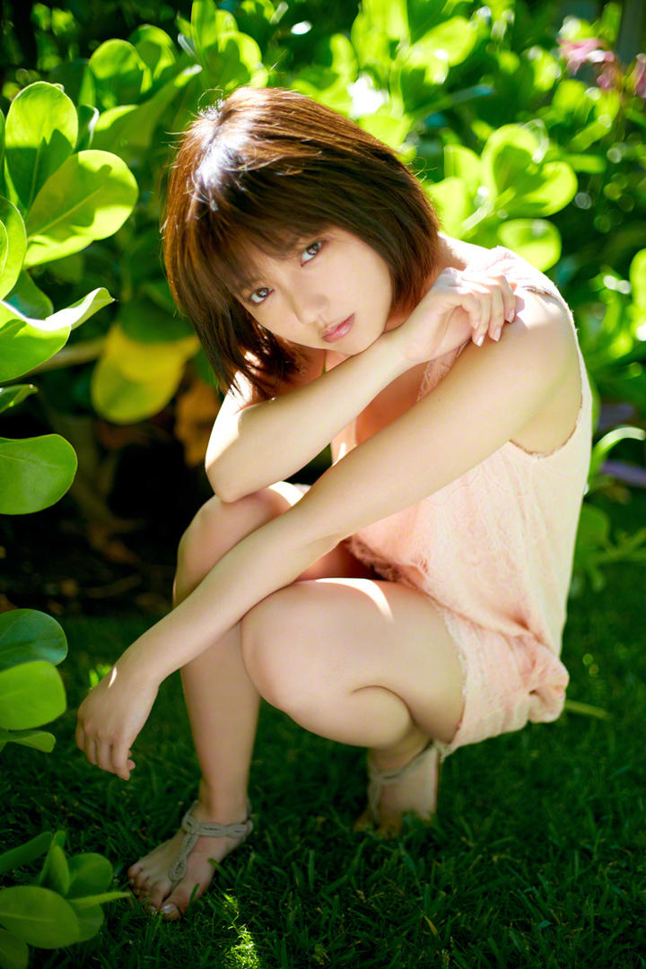 超清日本短发清纯美女户外摄影写真图片