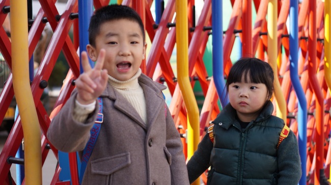 冬天上学小兄妹图片