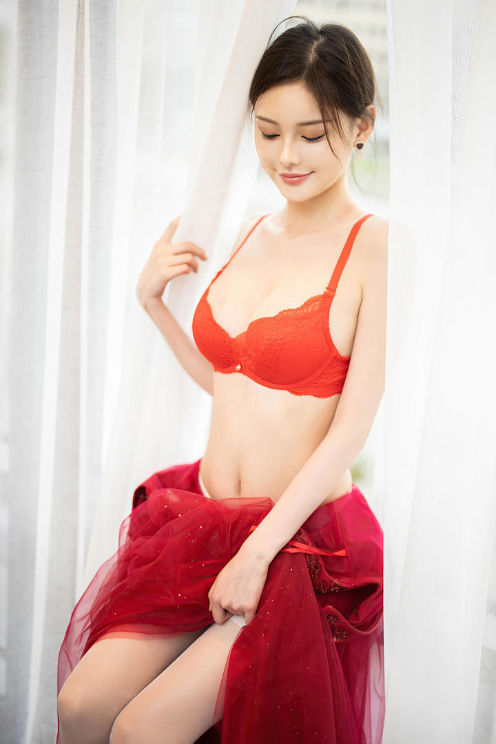 穿着红内衣的好身材美女小夕宅男的天堂写真图片