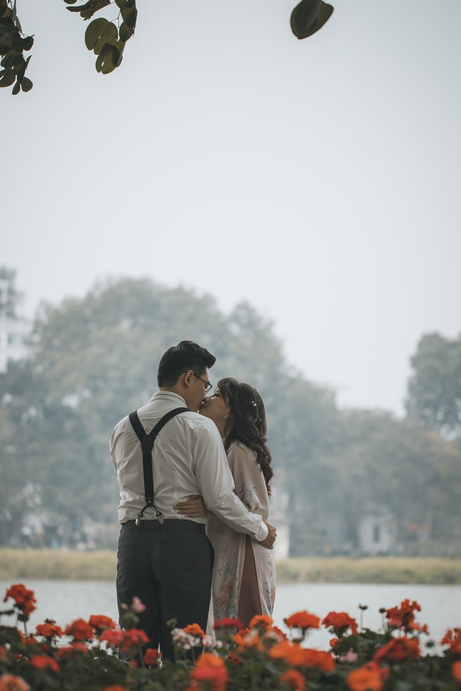 湖边公园情侣浪漫接吻图片