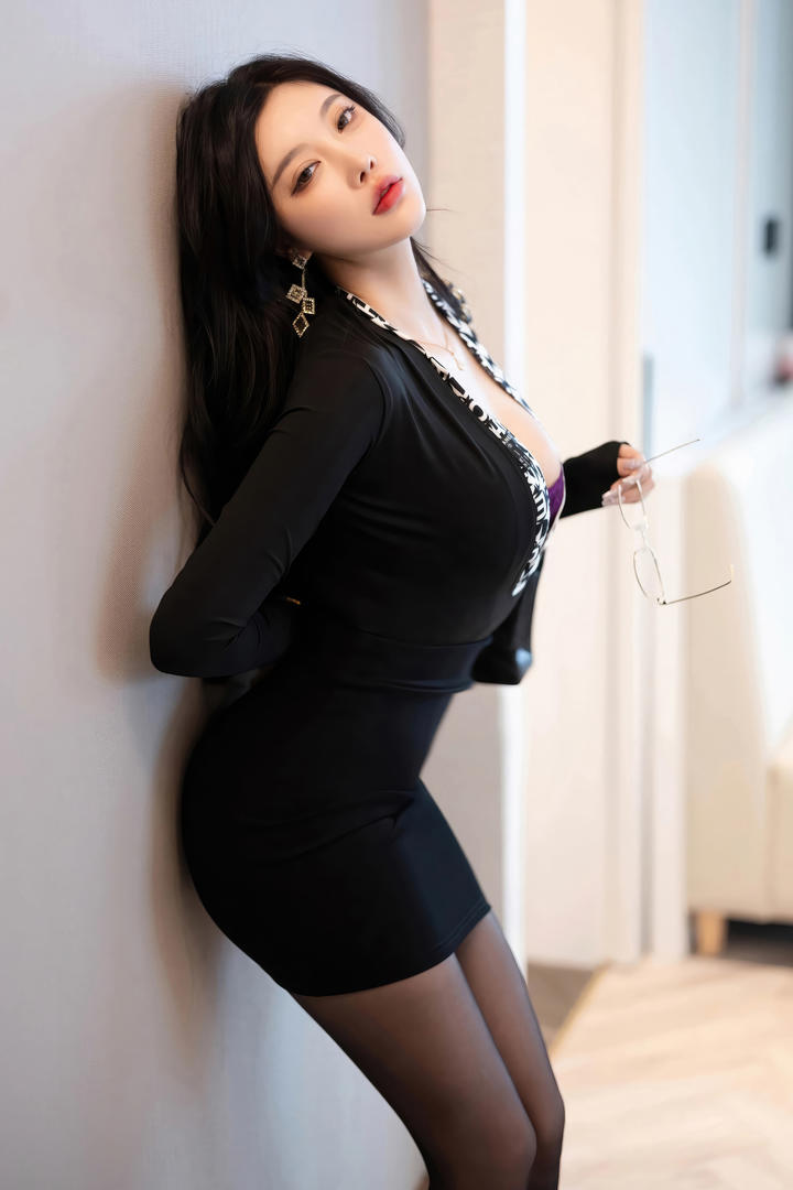 国产性感销魂的制服黑丝美女杨晨晨写真图片