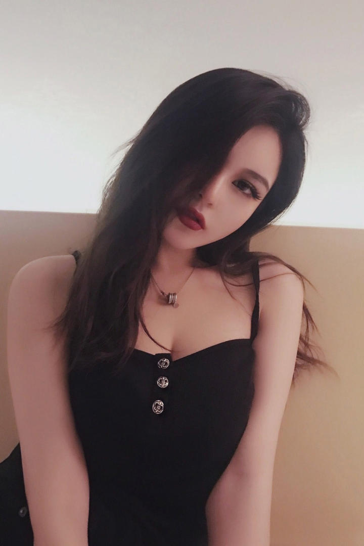周扬青性感红唇成熟自拍照图片