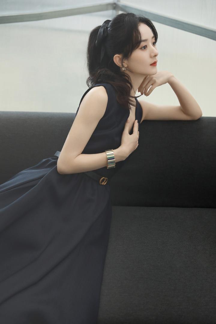 中国女明星赵丽颖性感深V优雅写真图片