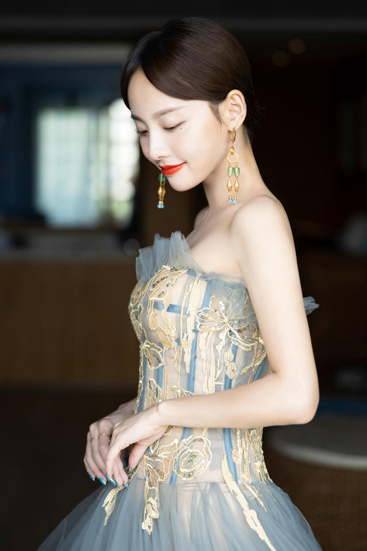 高清美女明星张嘉倪穿着礼服露出迷人香肩图片