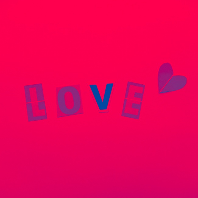 红色背景上的love文字图片