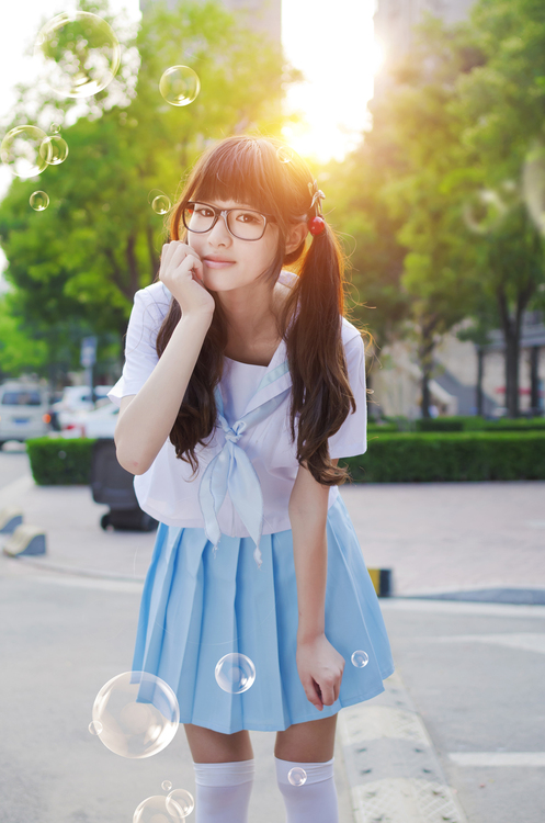 站立在街头的清纯小妹