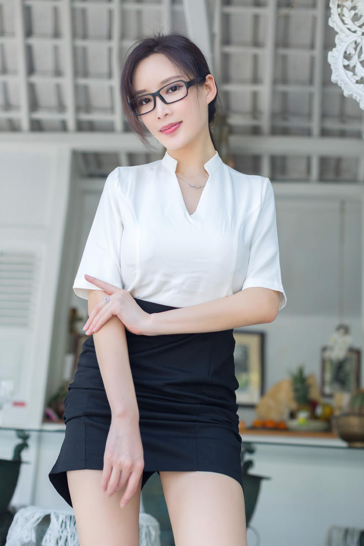 穿着职业装的高清美女写真图片