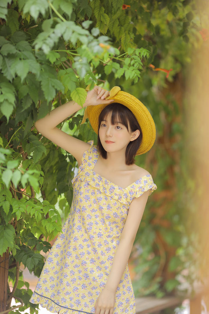 戴着草帽的清纯美少女壁纸图片