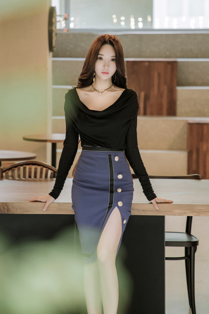 坐在木桌上的高清韩国美女朴秀妍图片