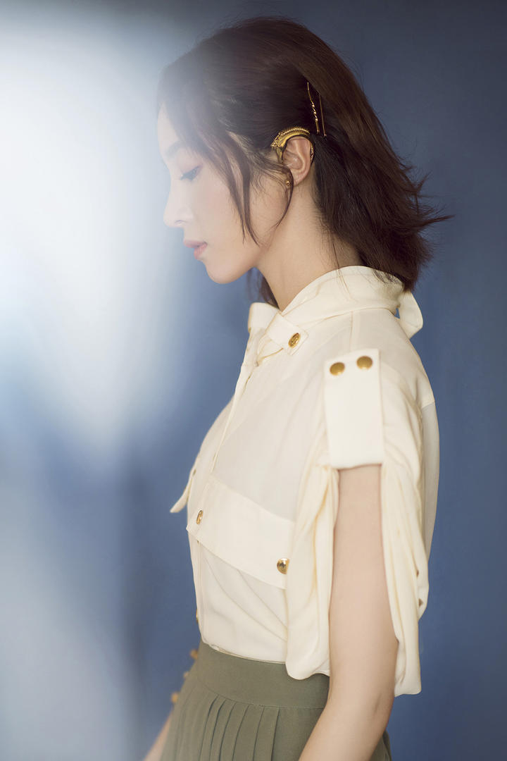 灯光下的气质美女胡冰卿写真