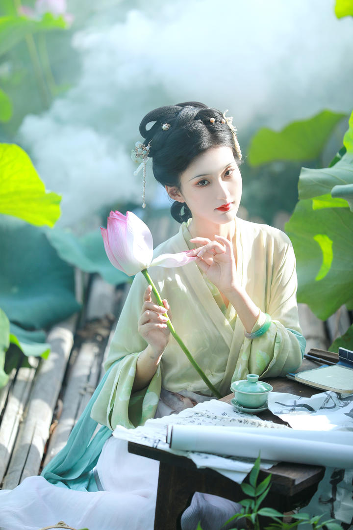 高颜值小姐姐荷花池古装美女唯美摄影写真图片