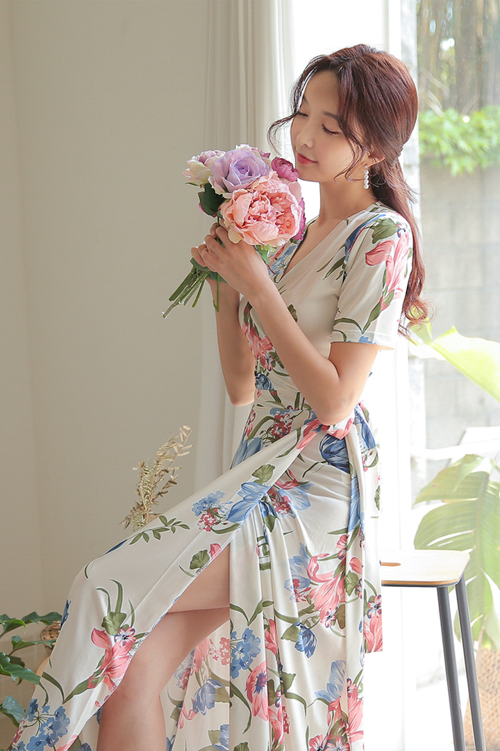 坐在凳子上的韩国长裙美女朴秀妍图片