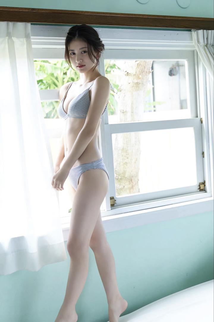 站在窗户边的内衣模特日本美女裸体照片