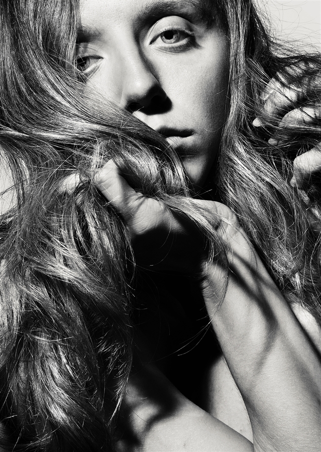 单色调黑白风格人像艺术摄影图片